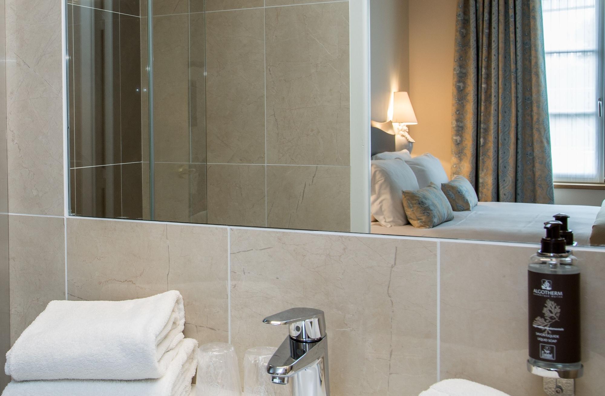 קור-שברני Relais Des Trois Chateaux Hotel-Restaurant - Teritoria מראה חיצוני תמונה