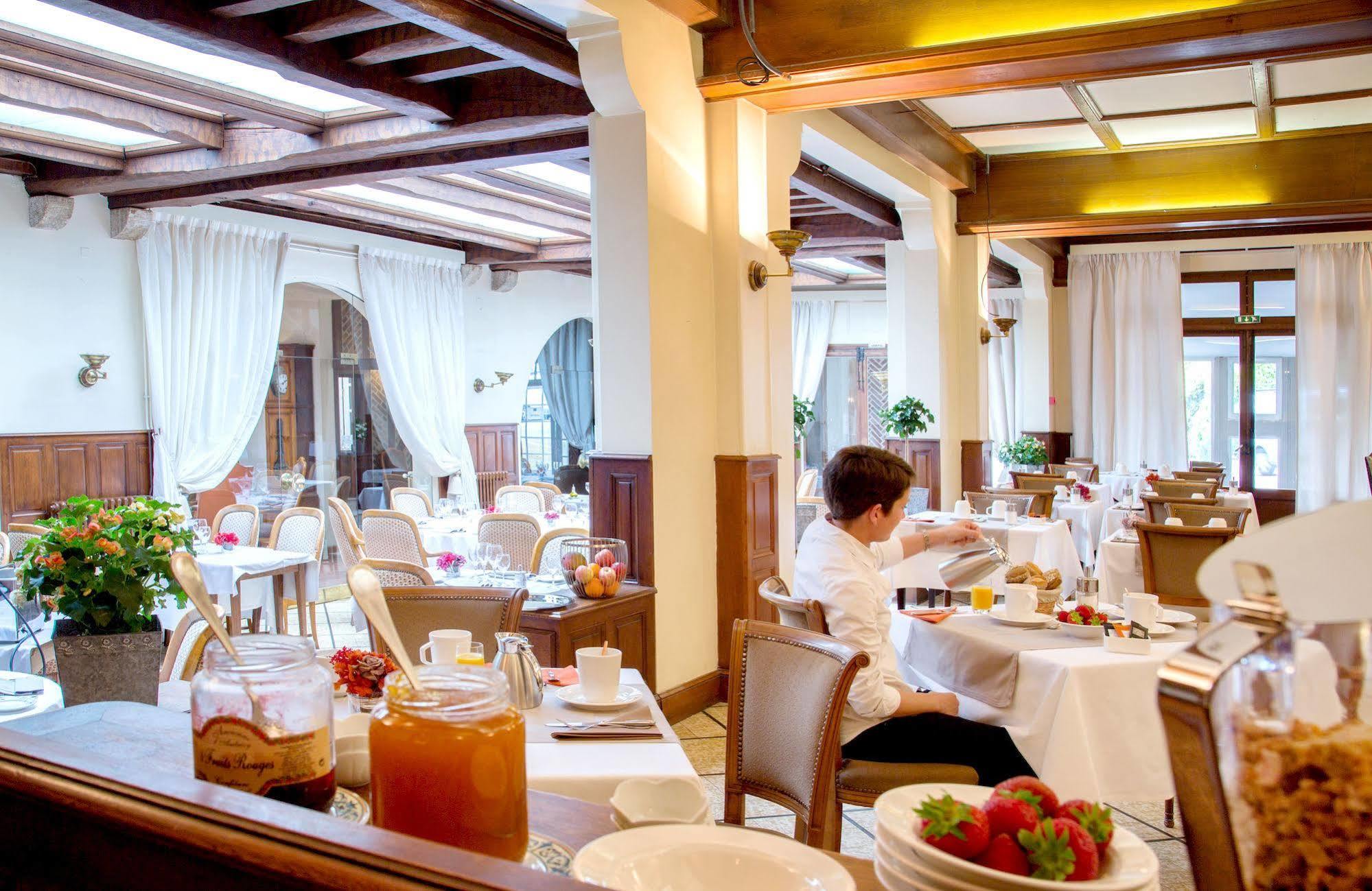 קור-שברני Relais Des Trois Chateaux Hotel-Restaurant - Teritoria מראה חיצוני תמונה